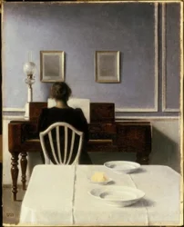 Interieur mit junger Frau am Klavier